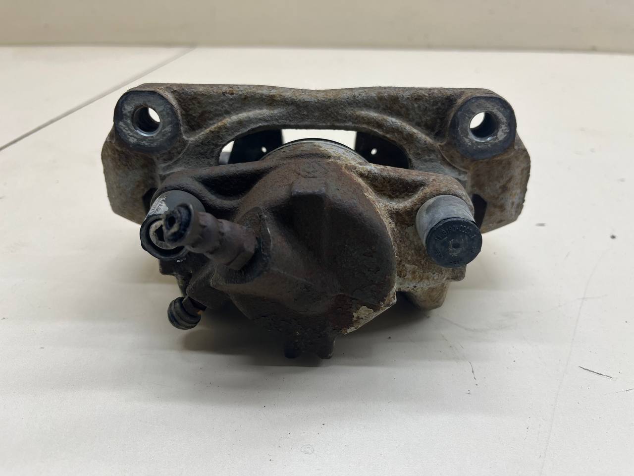 Суппорт передний правый Nissan Terrano (D10) 2014>