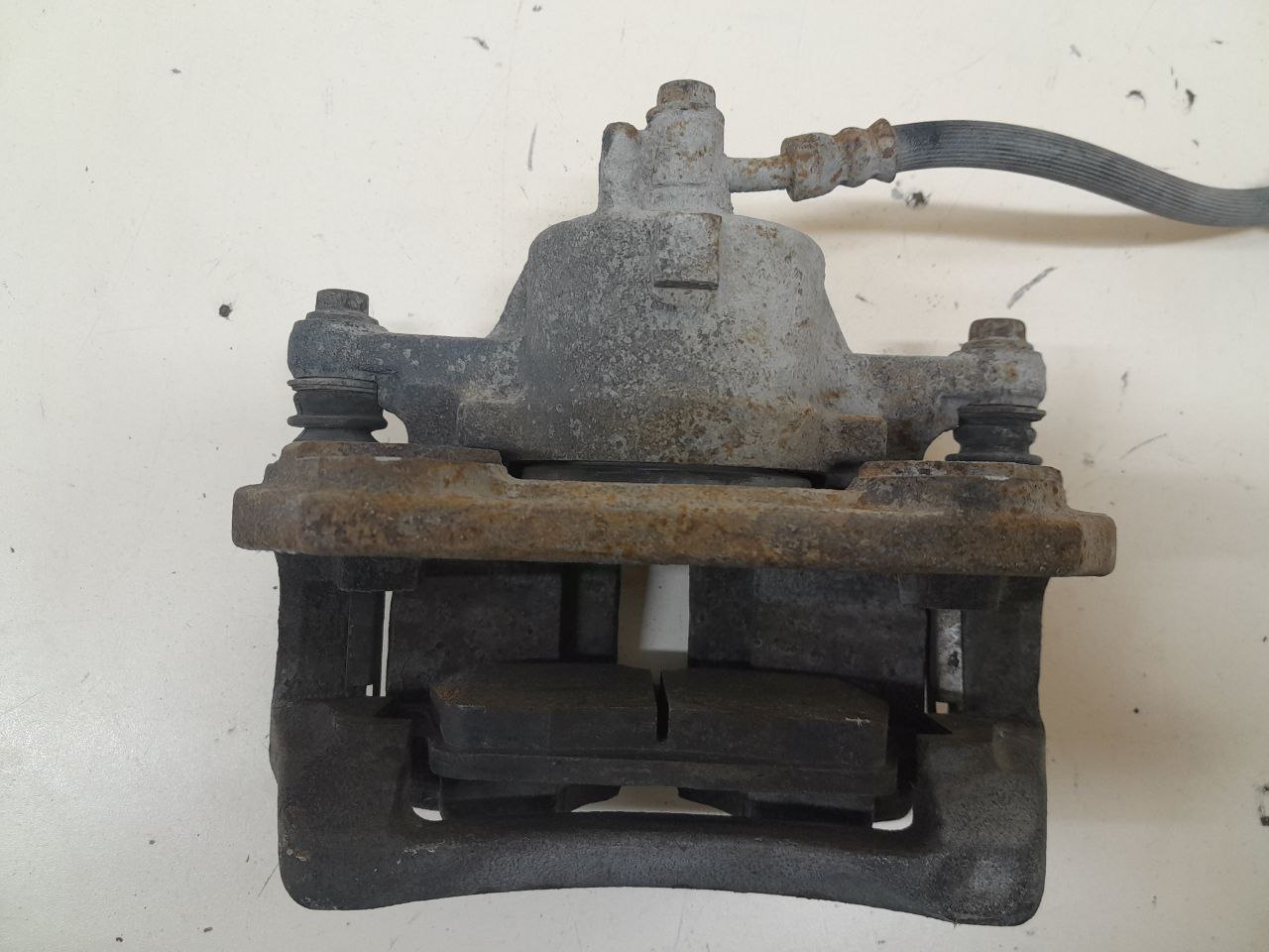 Суппорт передний правый Nissan Almera (N16) 2000-2006