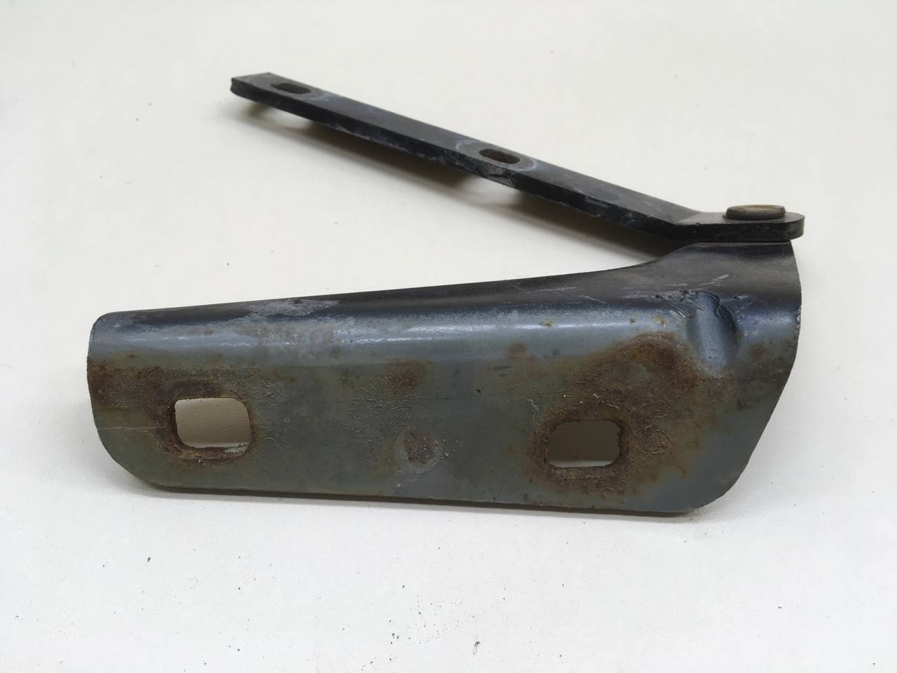 Петля капота правая Chevrolet Niva 2009-2020