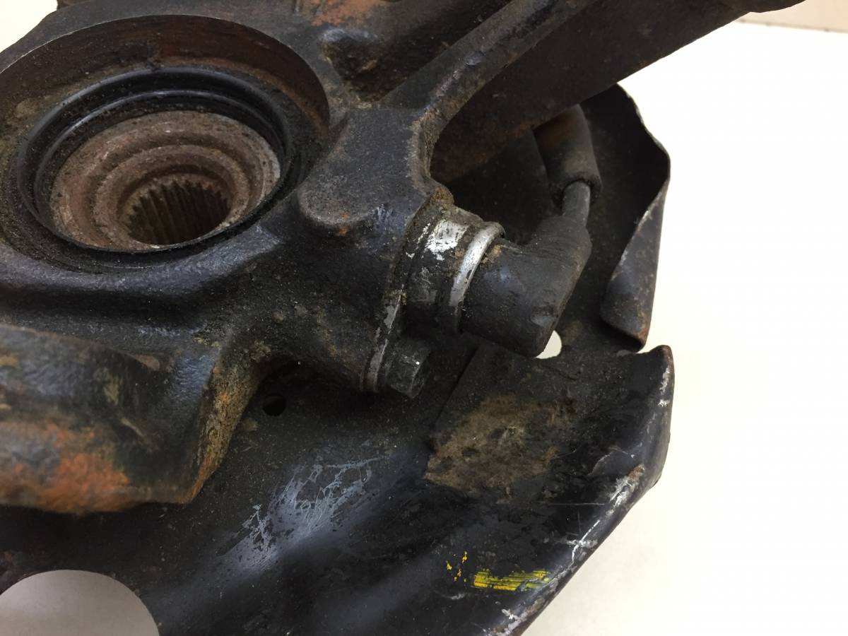 Кулак поворотный передний правый Nissan Almera (N15) 1995-2000