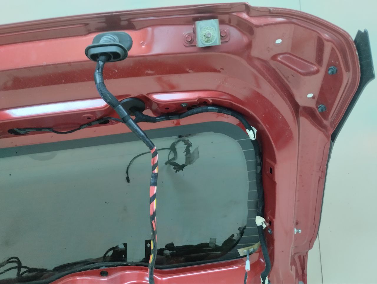 Дверь багажника со стеклом Lada Vesta 2015>