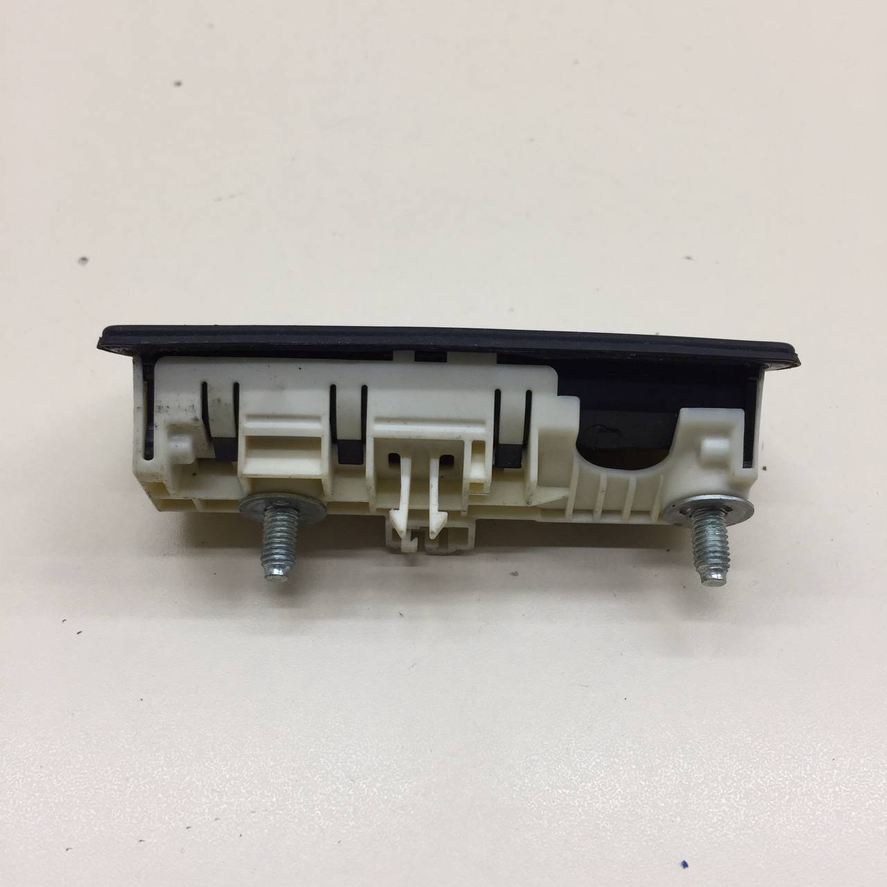 Кнопка открывания багажника Volkswagen Jetta (A6) 2010-2019 Кнопка открывания багажника Volkswagen Jetta (A6) 2010-2019