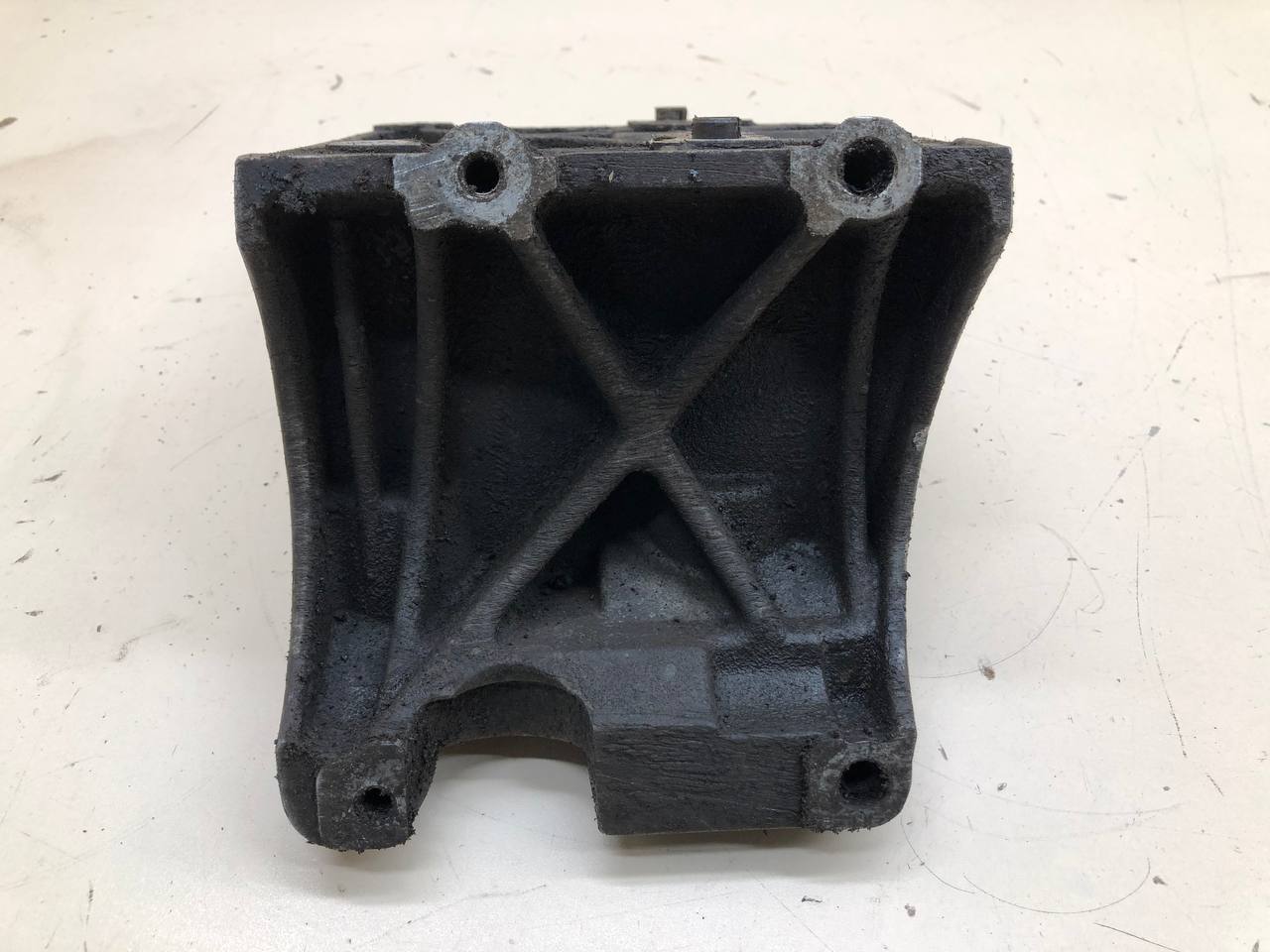 Кронштейн кондиционера Ford Focus 2 (DB) 2008-2011