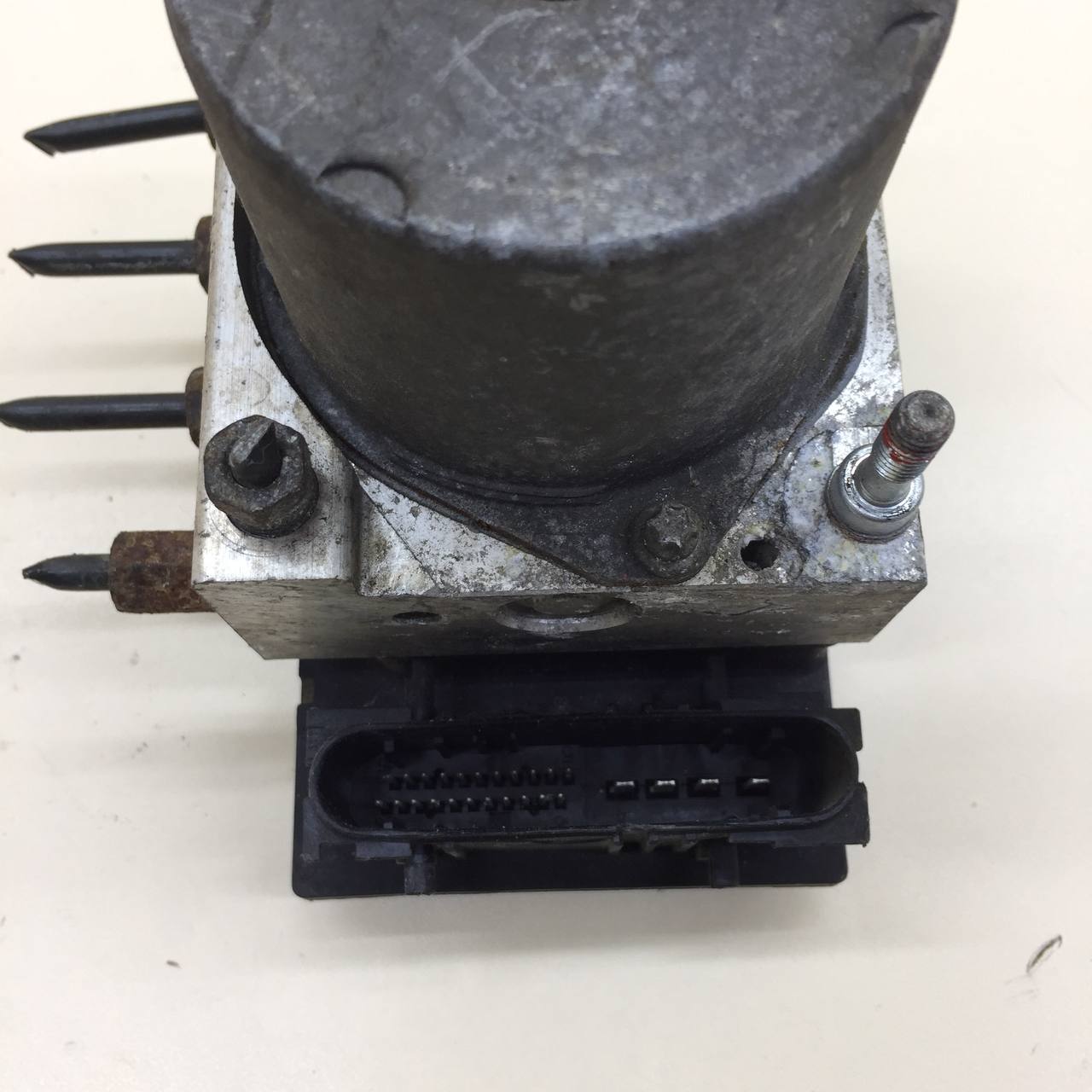 Блок ABS (насос) Toyota Auris (E150) 2006-2012