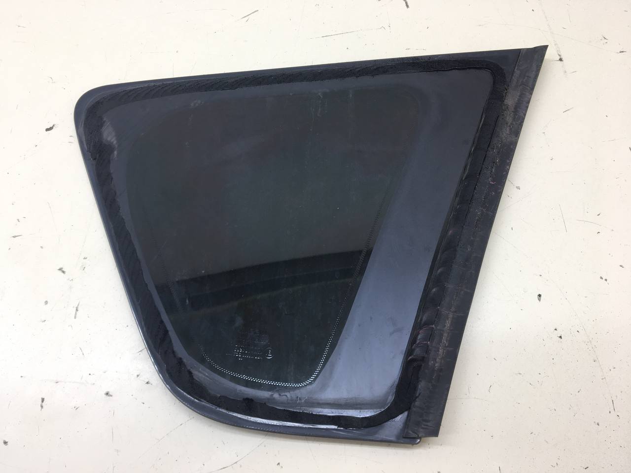 Стекло кузовное глухое левое Nissan Note (E11) 2006-2013 Стекло кузовное глухое левое Nissan Note (E11) 2006-2013