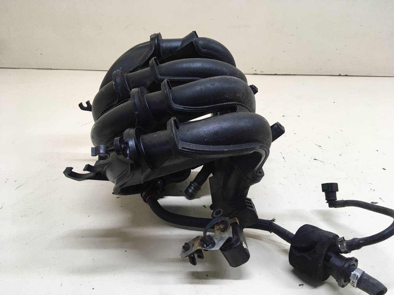 Коллектор впускной Ford Focus 2 (DB) 2008-2011 Коллектор впускной Ford Focus 2 (DB) 2008-2011