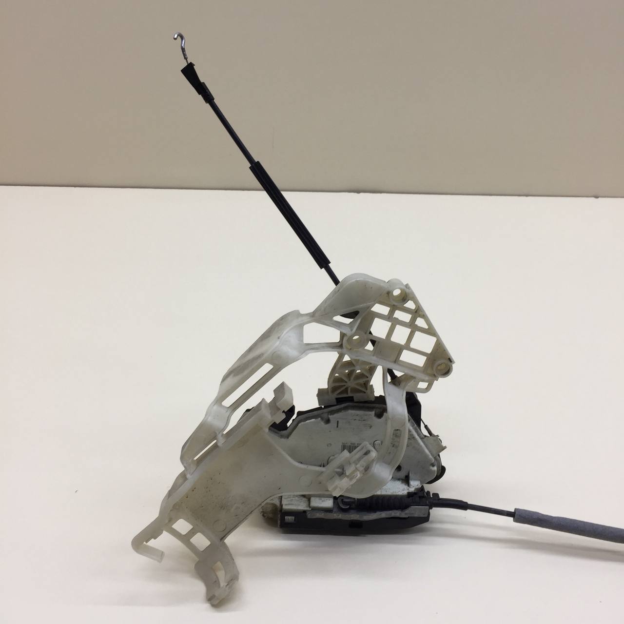 Замок двери задней правой Volkswagen Tiguan (5N1) 2007-2011