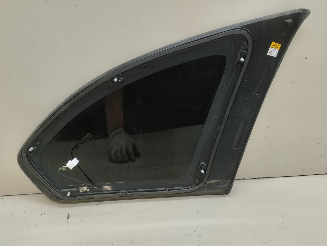 Стекло кузовное глухое левое Chevrolet Captiva (C140) 2011-2016 Стекло кузовное глухое левое Chevrolet Captiva (C140) 2011-2016
