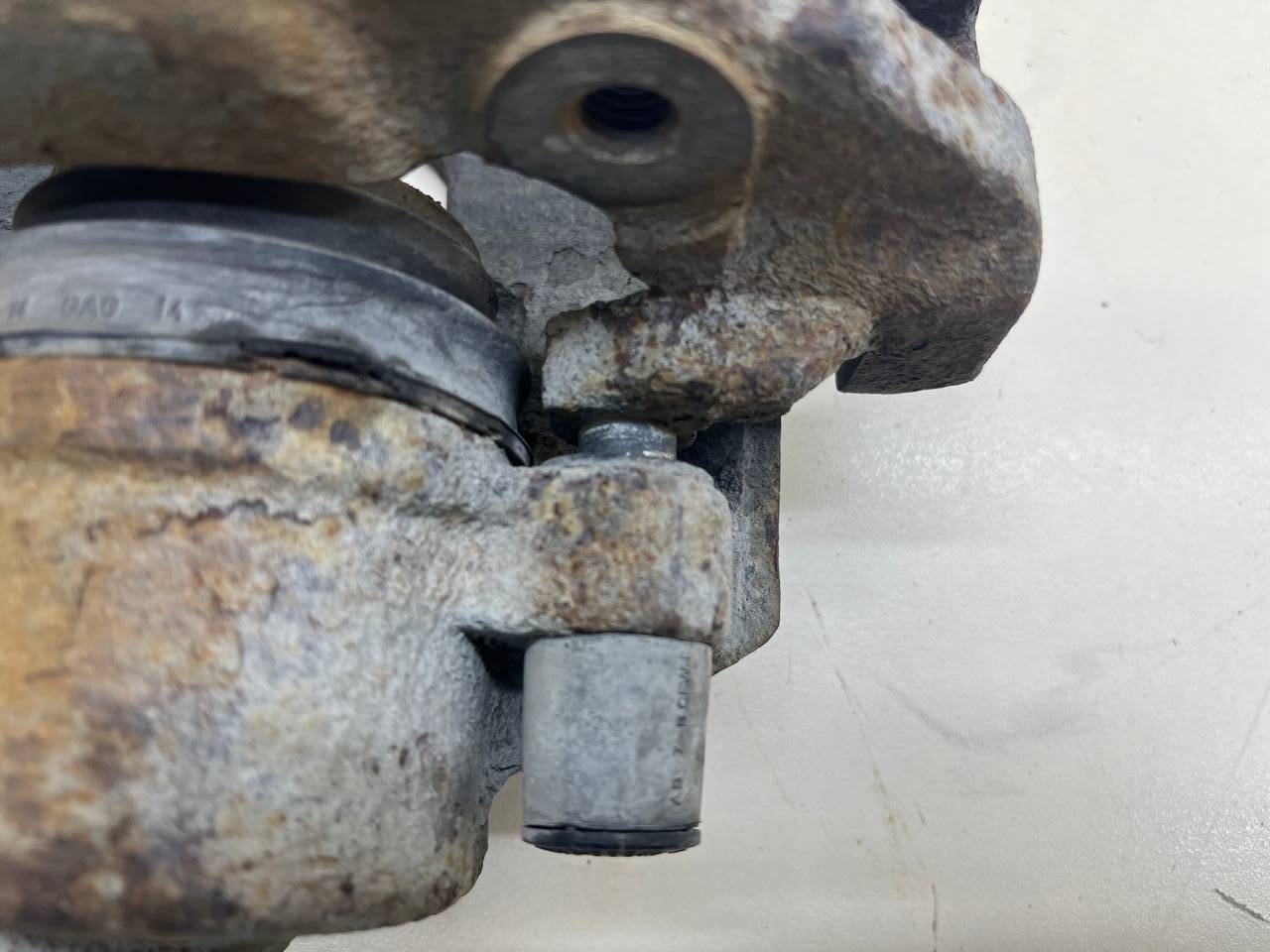 Суппорт передний правый Ford Fusion (JU) 2002-2012