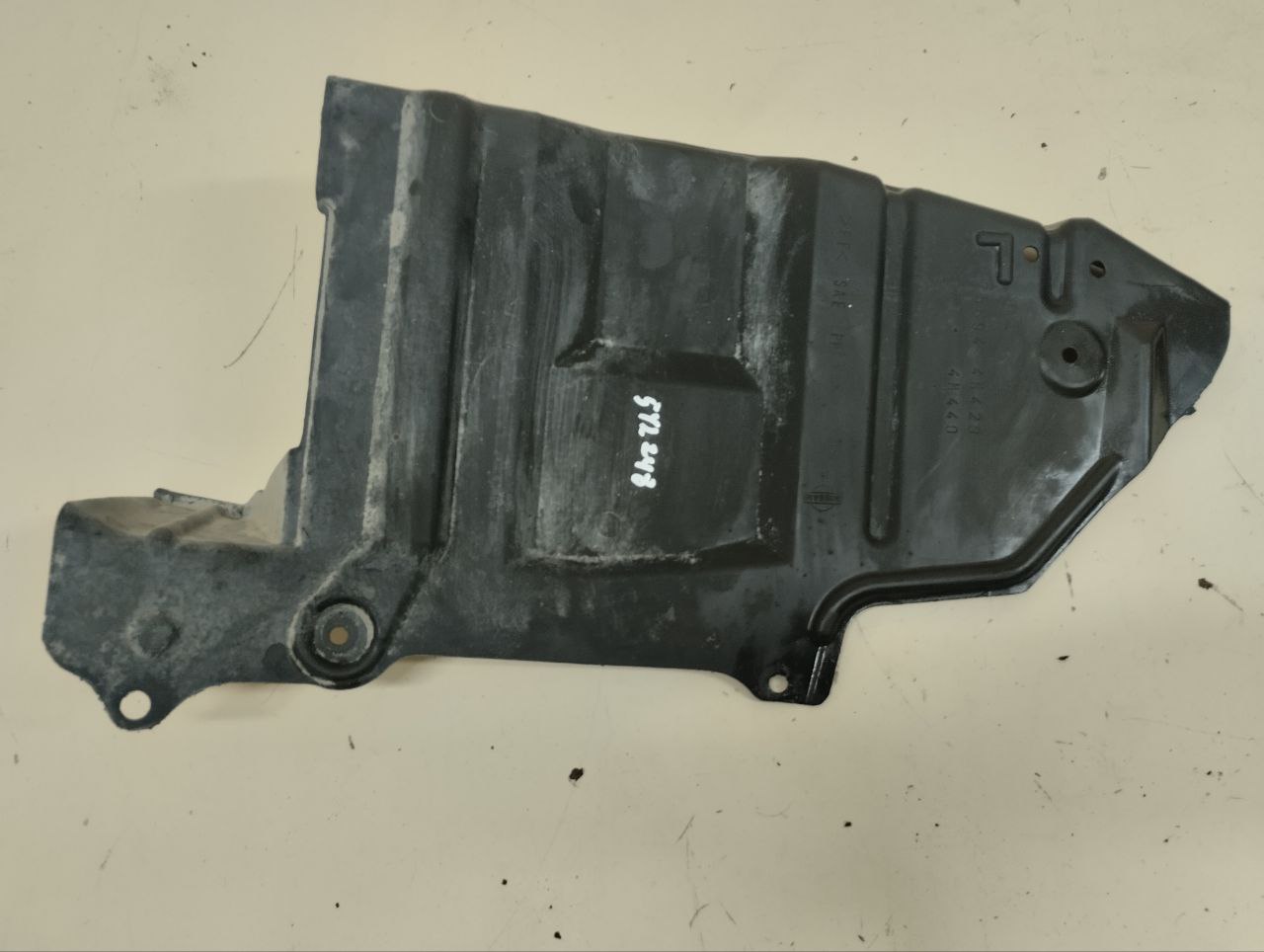 Пыльник двигателя боковой левый Nissan Almera (N16) 2000-2006 Пыльник двигателя боковой левый Nissan Almera (N16) 2000-2006