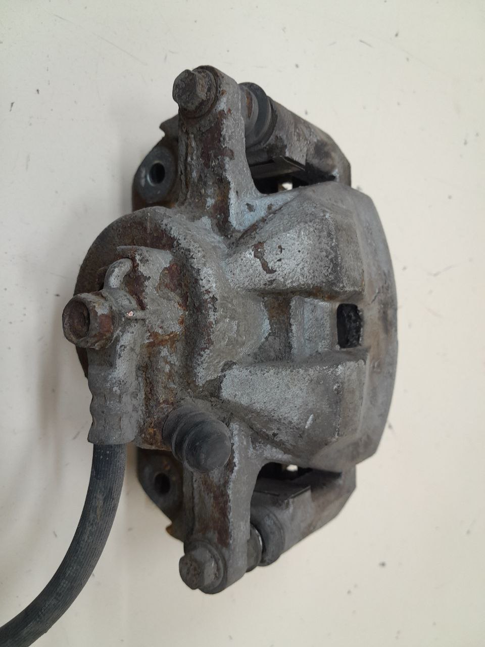 Суппорт передний правый Toyota Camry (V50) 2011-2017 Суппорт передний правый Toyota Camry (V50) 2011-2017