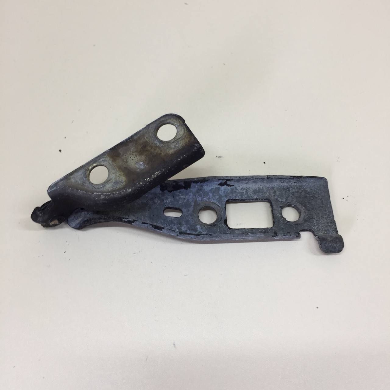 Петля капота правая Ford Fusion (JU) 2002-2012 Петля капота правая Ford Fusion (JU) 2002-2012