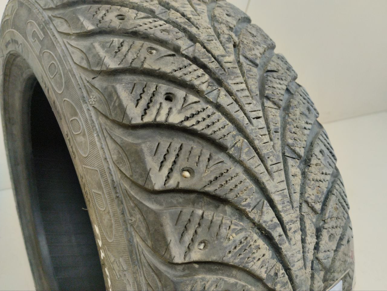 Шины R16 Зимние шипованные GOODYEAR 