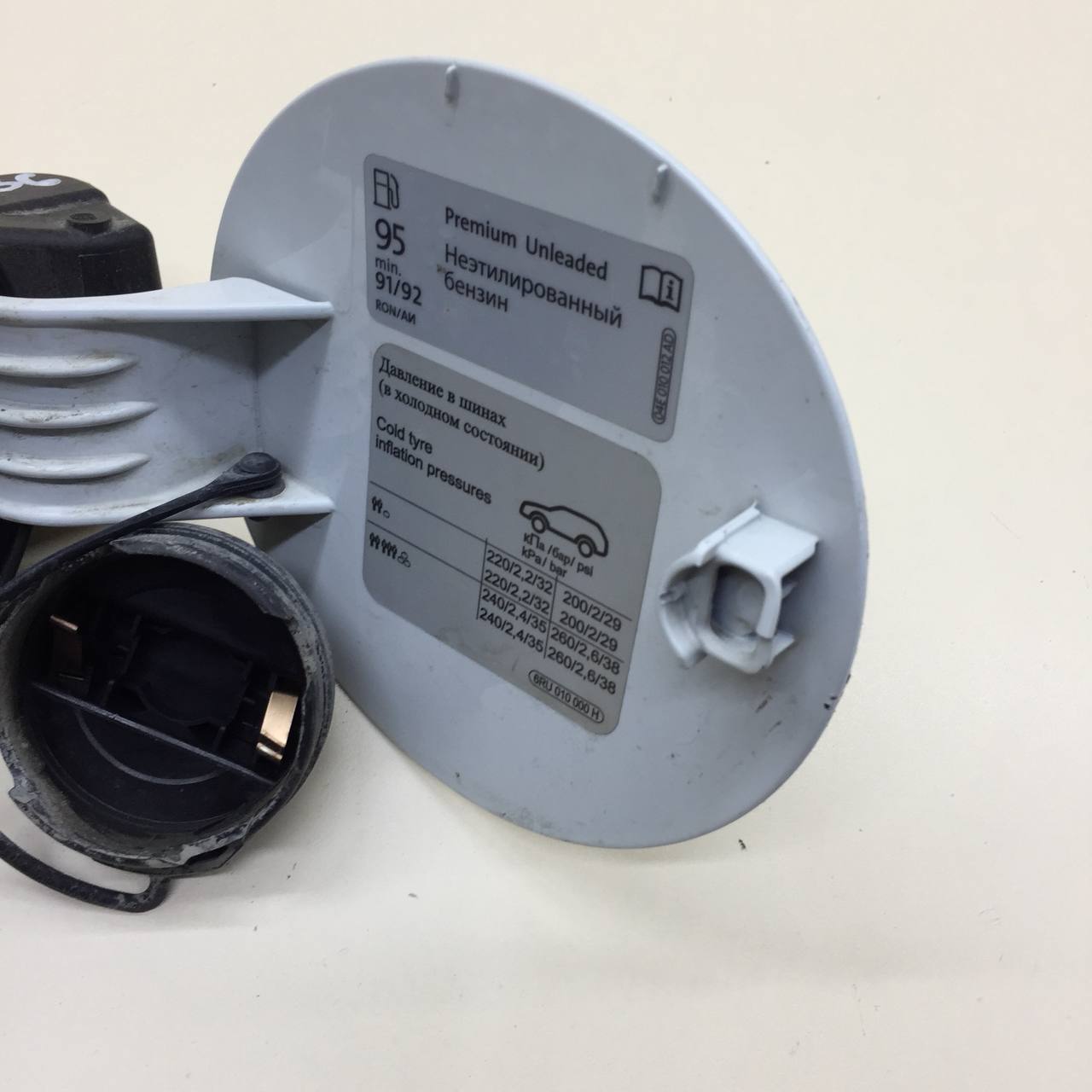 Лючок бензобака Volkswagen Polo (MK5) 2011-2020 Лючок бензобака Volkswagen Polo (MK5) 2011-2020