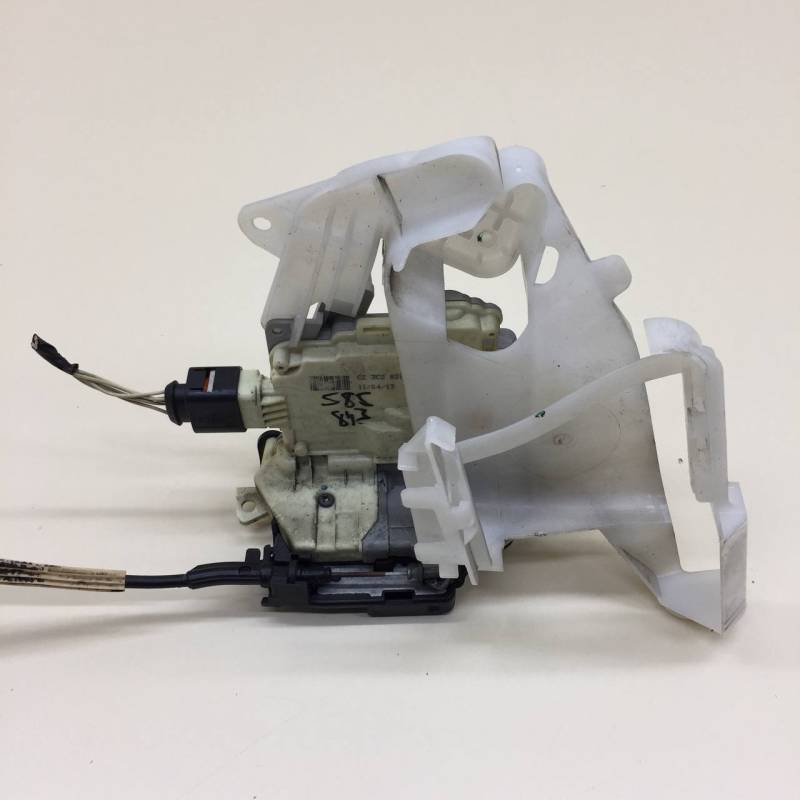 Замок двери передней левой Volkswagen Passat B7 2011-2015