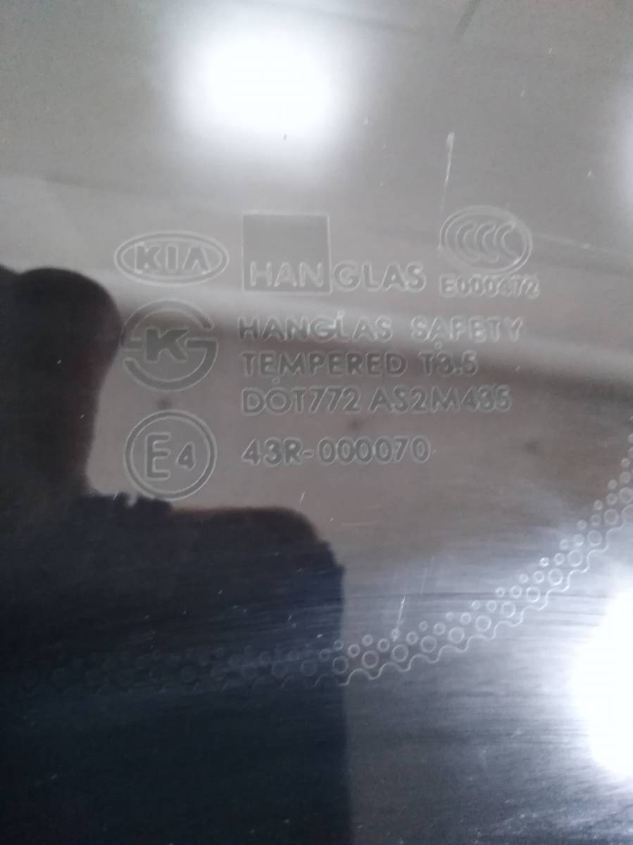 Стекло кузовное глухое правое Kia Carens (FJ) 2002-2006