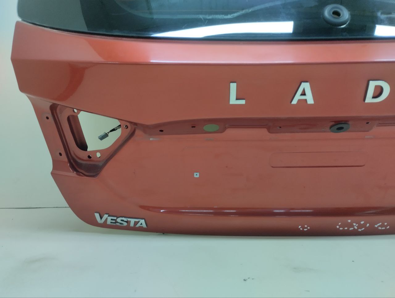 Дверь багажника со стеклом Lada Vesta 2015>