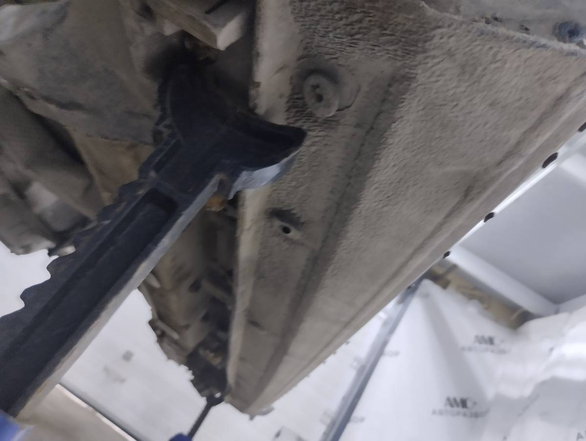 Порог со стойкой правый Audi Q7 (4L) 2005-2015