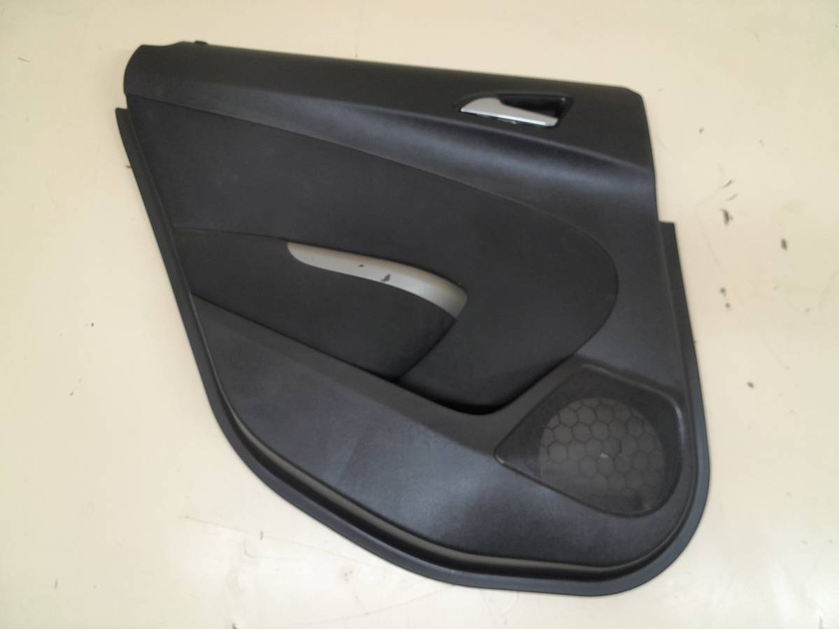 Обшивка двери задней левой Opel Astra J 2010-2017