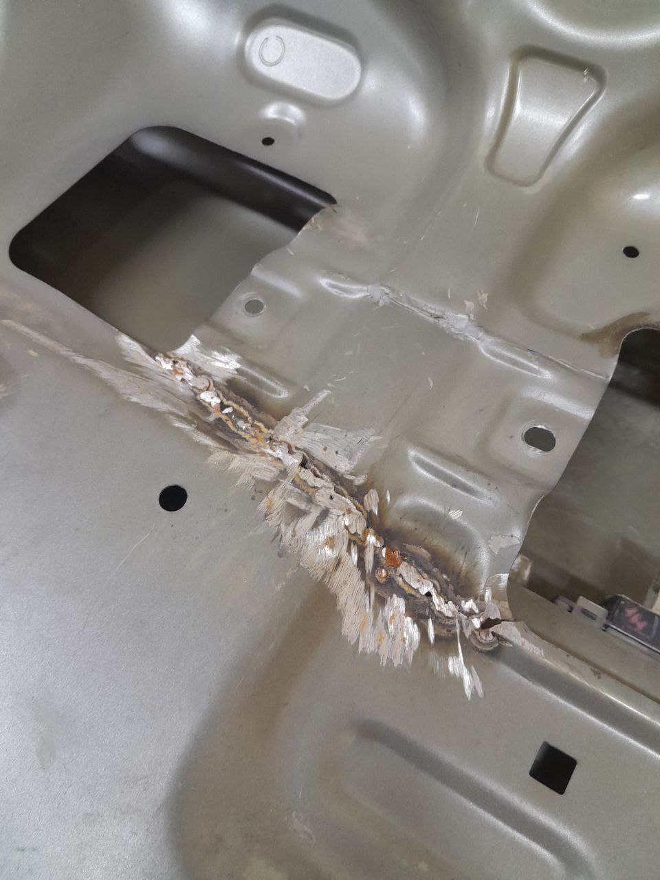 Крышка багажника Nissan Almera (N16) 2000-2006 Крышка багажника Nissan Almera (N16) 2000-2006