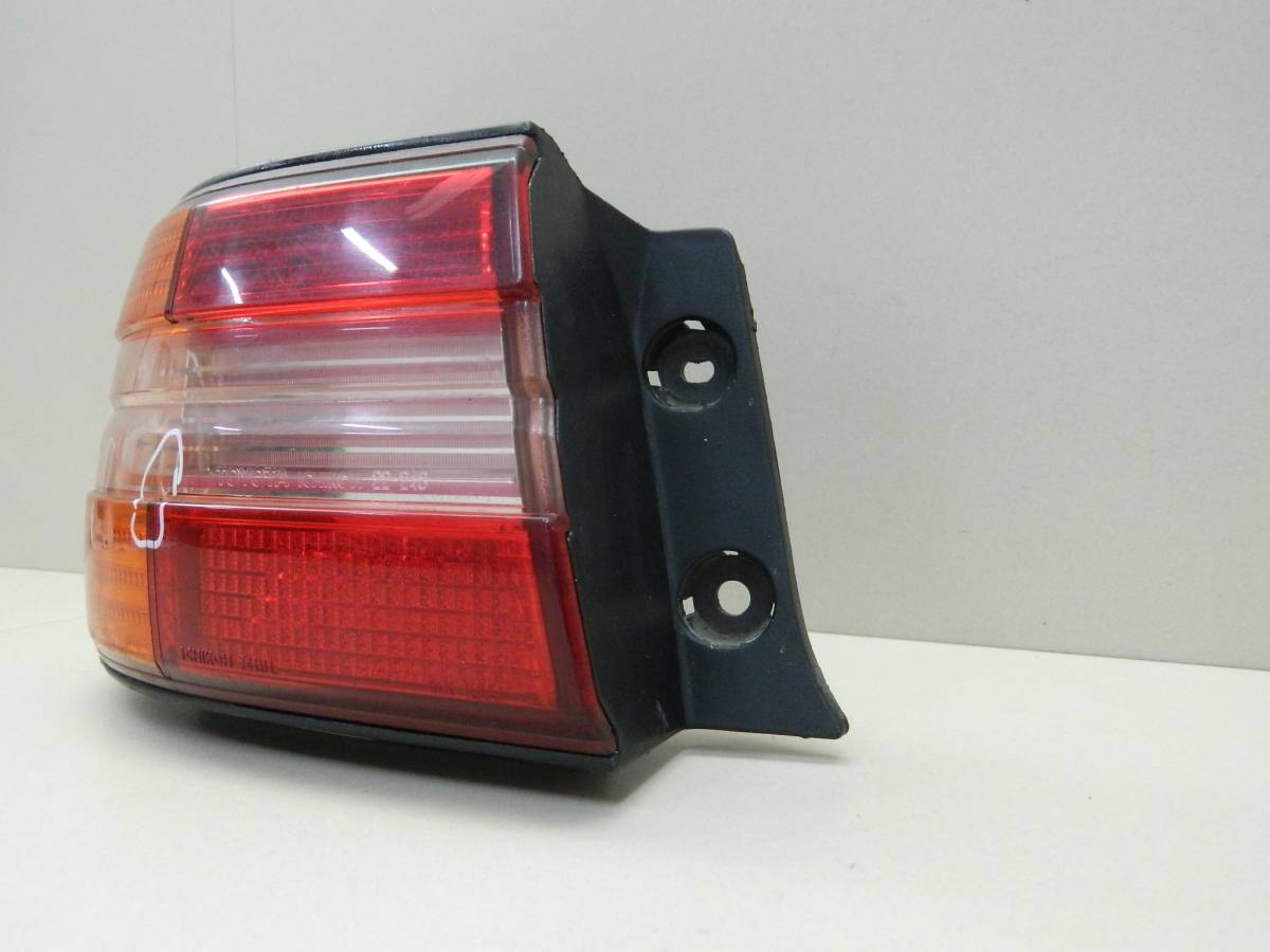 Фонарь задний наружный левый Toyota Mark II  (X100) 1996-2000