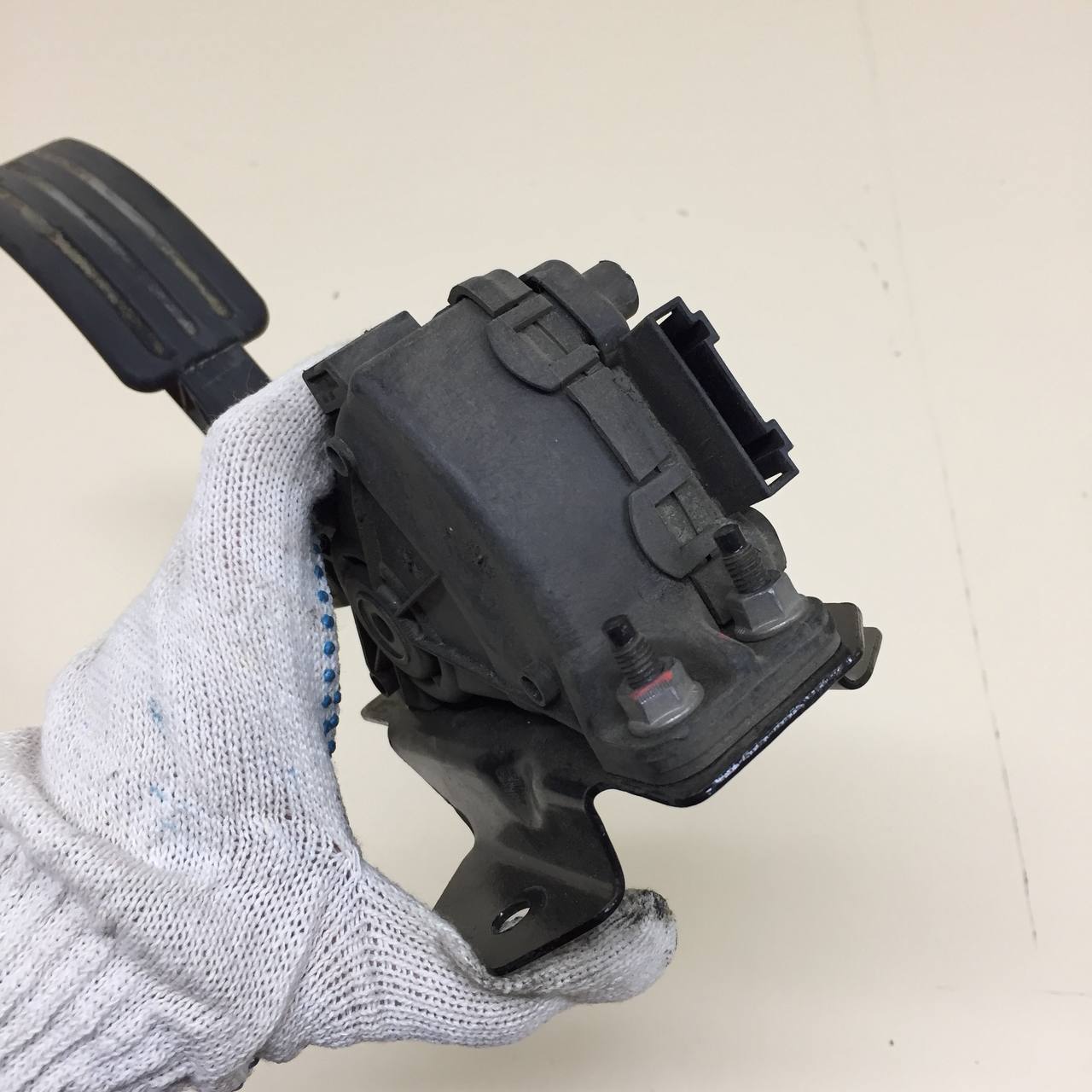 Педаль газа Renault Duster (HSA, HSM) 2012> Педаль газа Renault Duster (HSA, HSM) 2012>