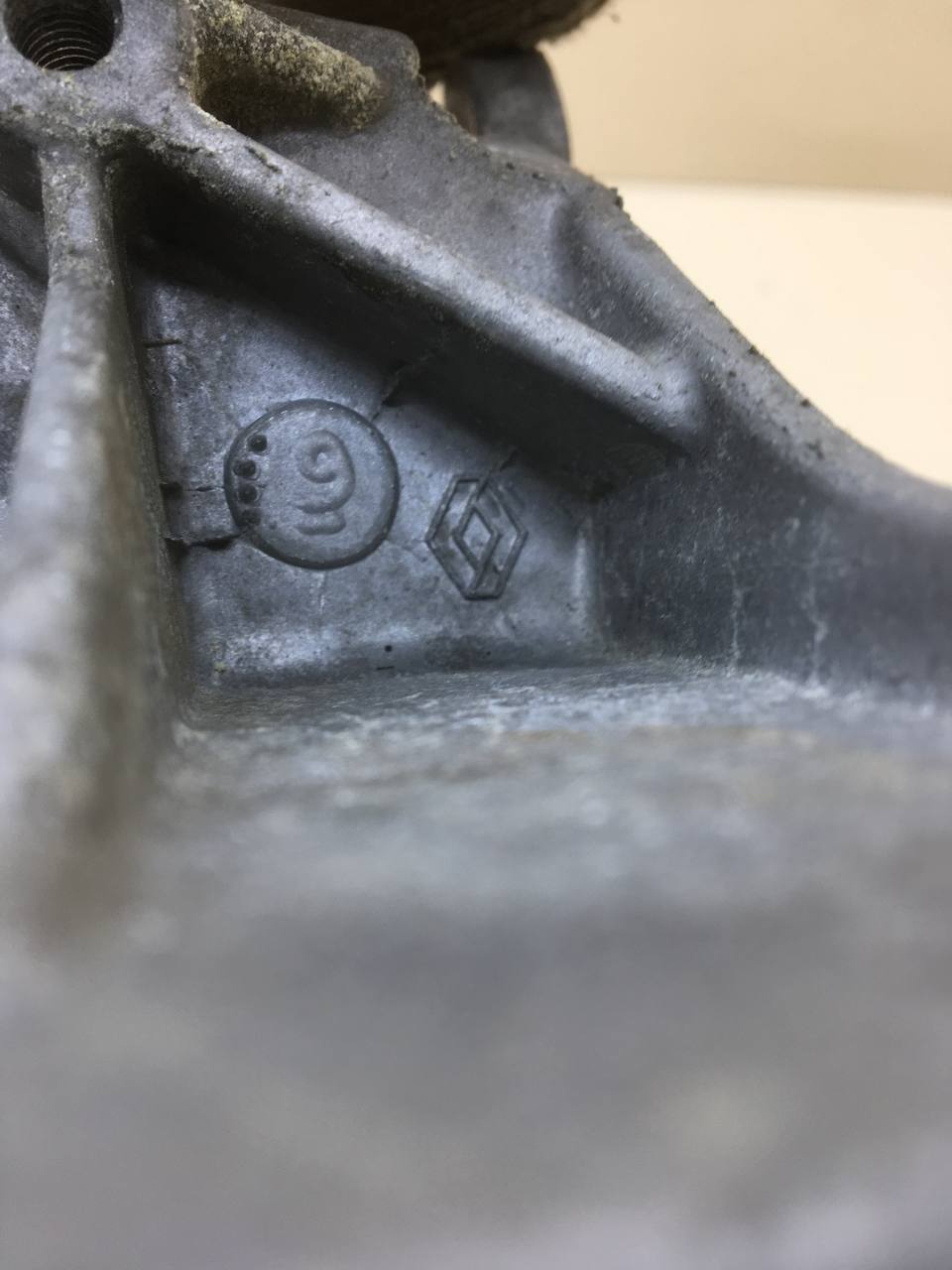 Кронштейн опоры КПП Renault Symbol (2) 2008-2012