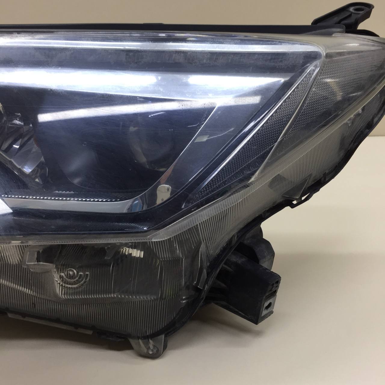 Фара левая Toyota Rav 4 (XA40) 2013-2019