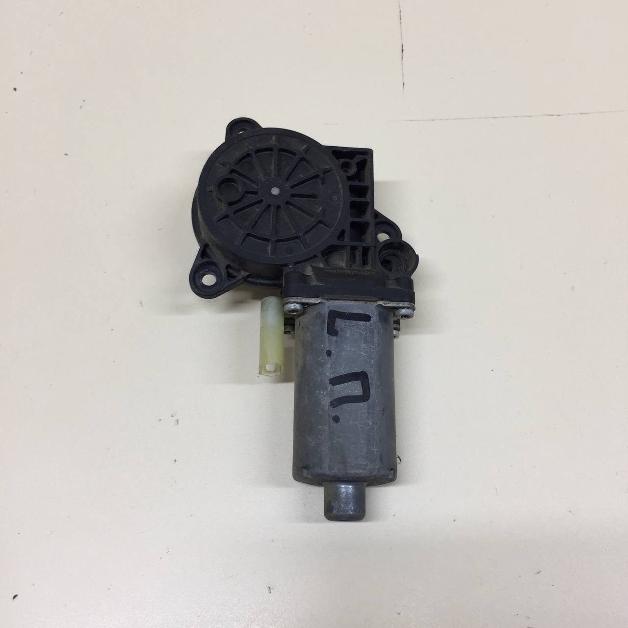Моторчик стеклоподъемника Ford Fusion (JU) 2002-2012 Моторчик стеклоподъемника Ford Fusion (JU) 2002-2012