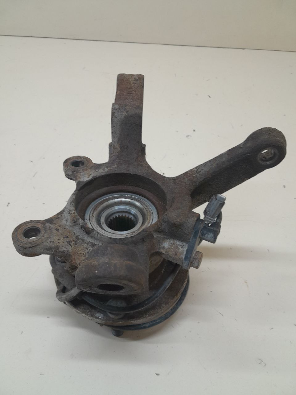 Кулак поворотный передний правый Nissan Almera (N16) 2000-2006 Кулак поворотный передний правый Nissan Almera (N16) 2000-2006