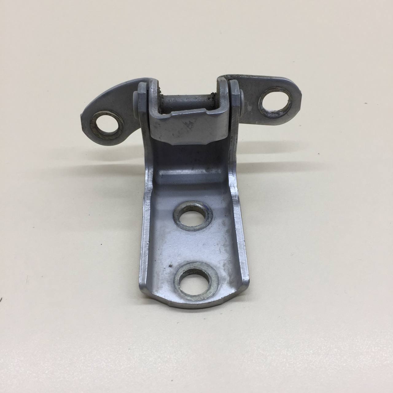 Петля двери задней правой нижняя Toyota Corolla E180 2013-2019