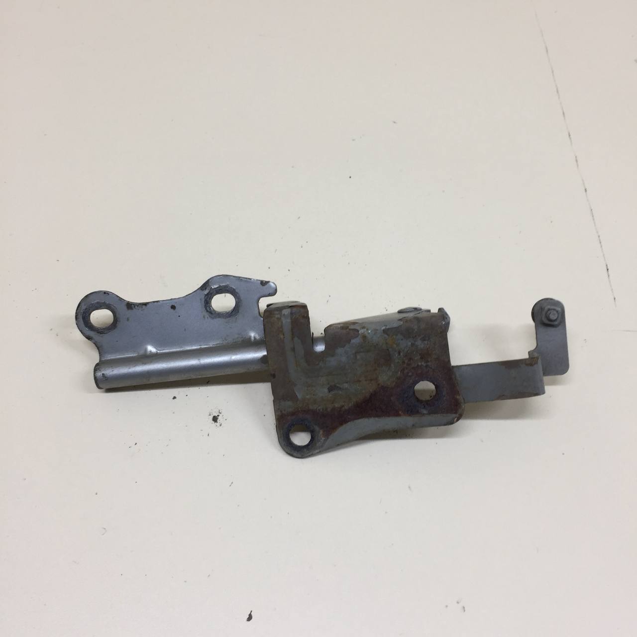 Петля капота правая Kia Sephia 2001-2004 Петля капота правая Kia Sephia 2001-2004