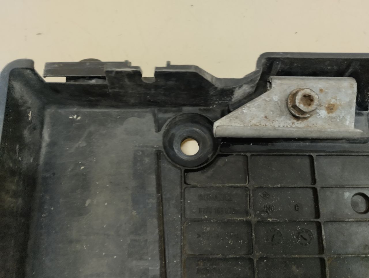 Крепление аккумулятора Renault Megane (2) 2002-2009
