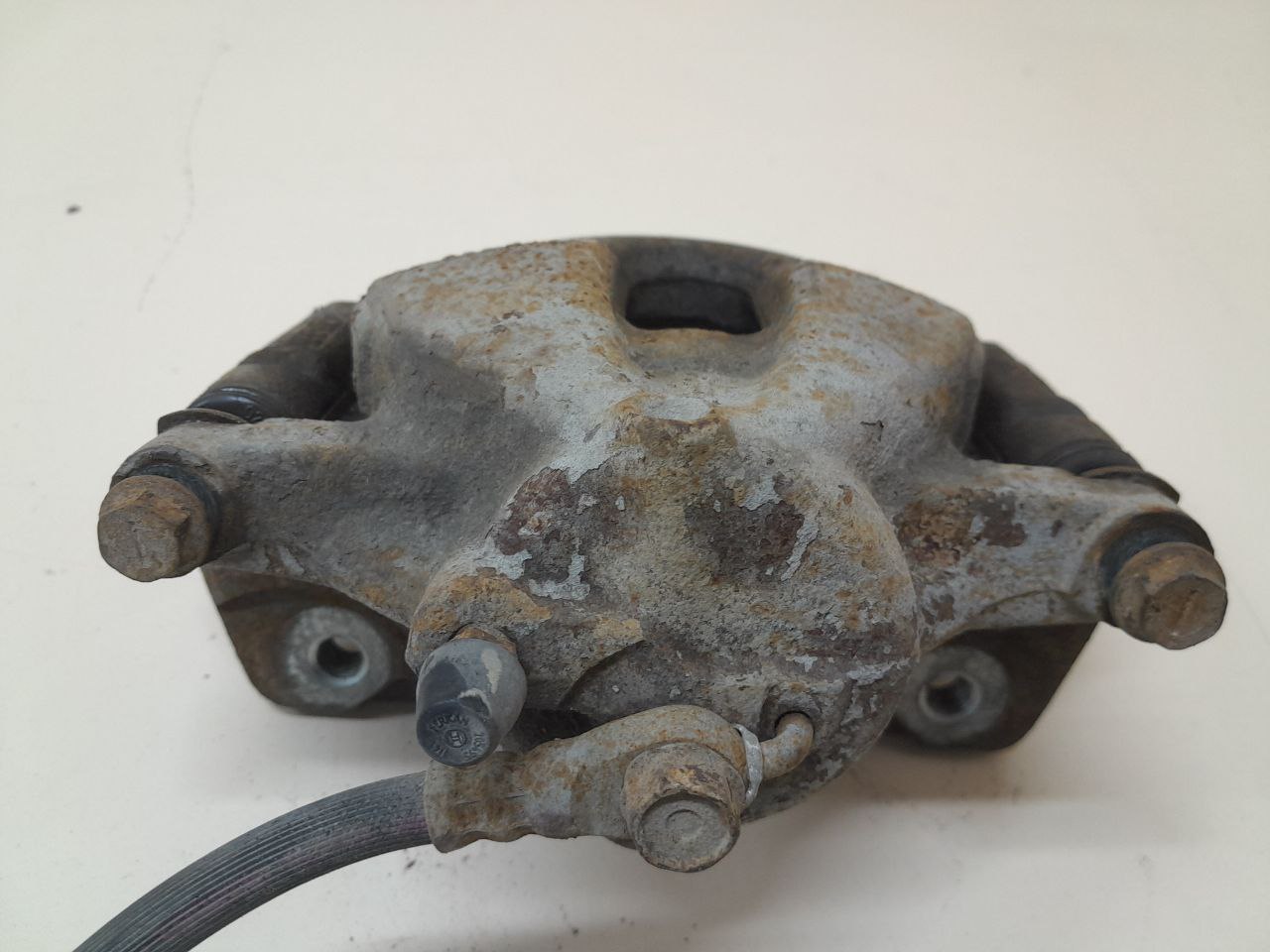 Суппорт передний правый Toyota Auris (E150) 2006-2012