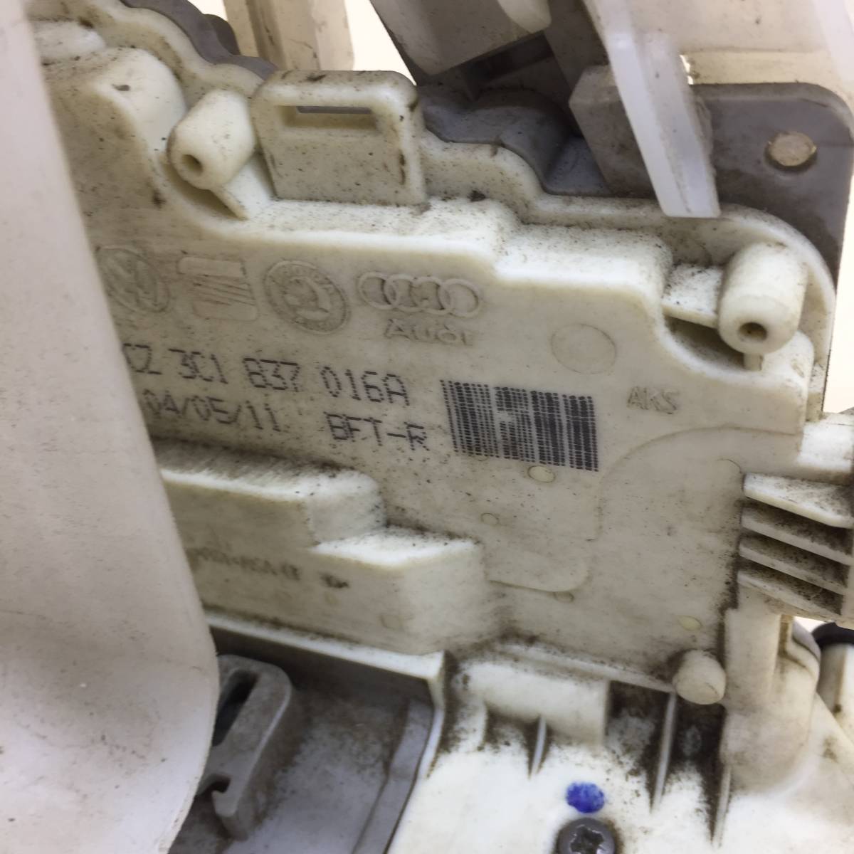 Замок двери передней правой Volkswagen Passat B7 2011-2015