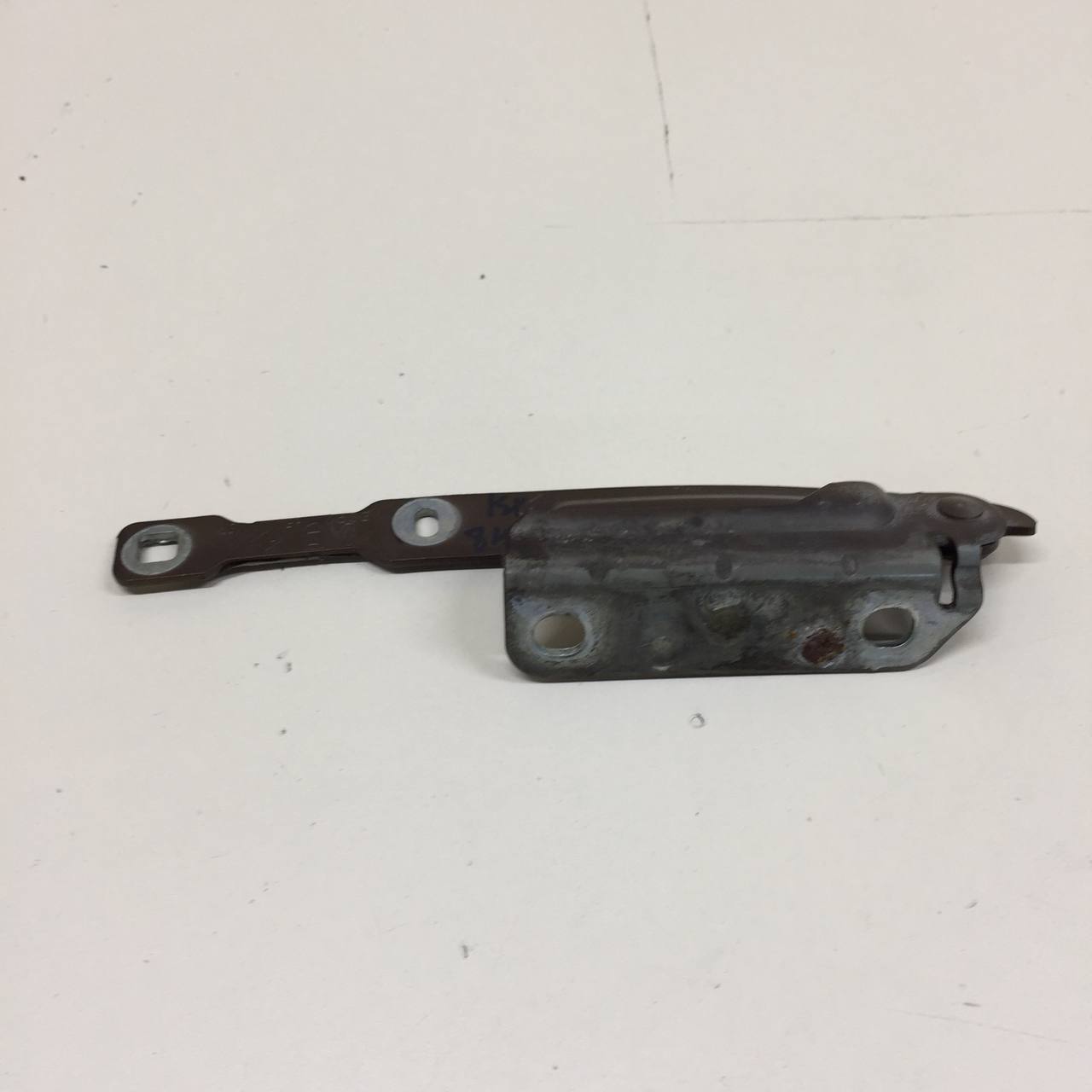 Петля капота левая Renault Duster (HSA, HSM) 2012> Петля капота левая Renault Duster (HSA, HSM) 2012>