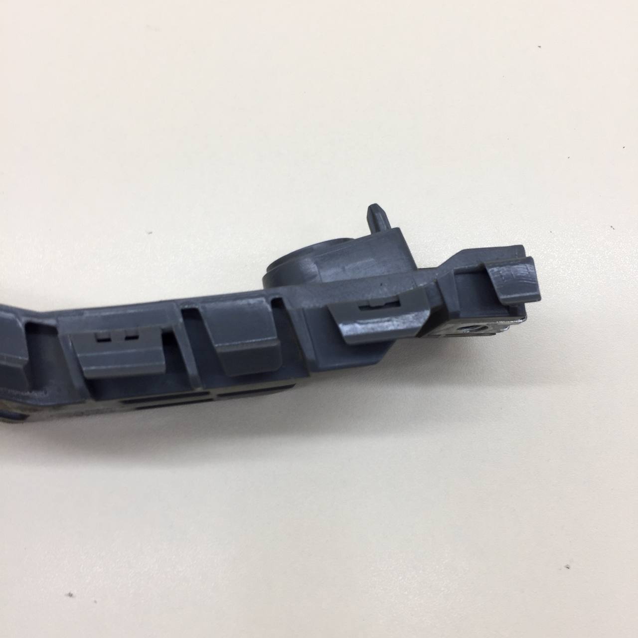 Кронштейн переднего бампера левый Chery Tiggo 4 Pro 2021>