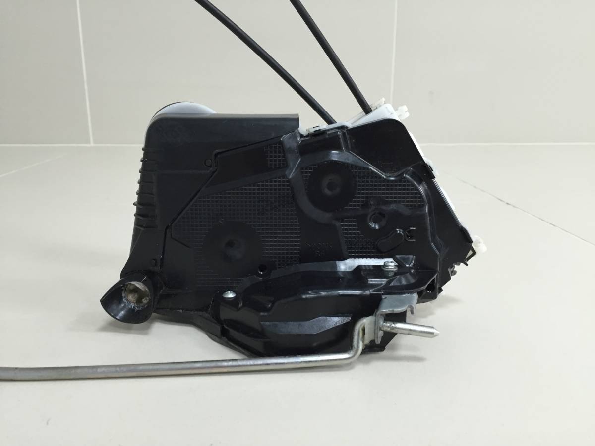 Замок двери передней правой Toyota Vitz (XP130) 2010-2016