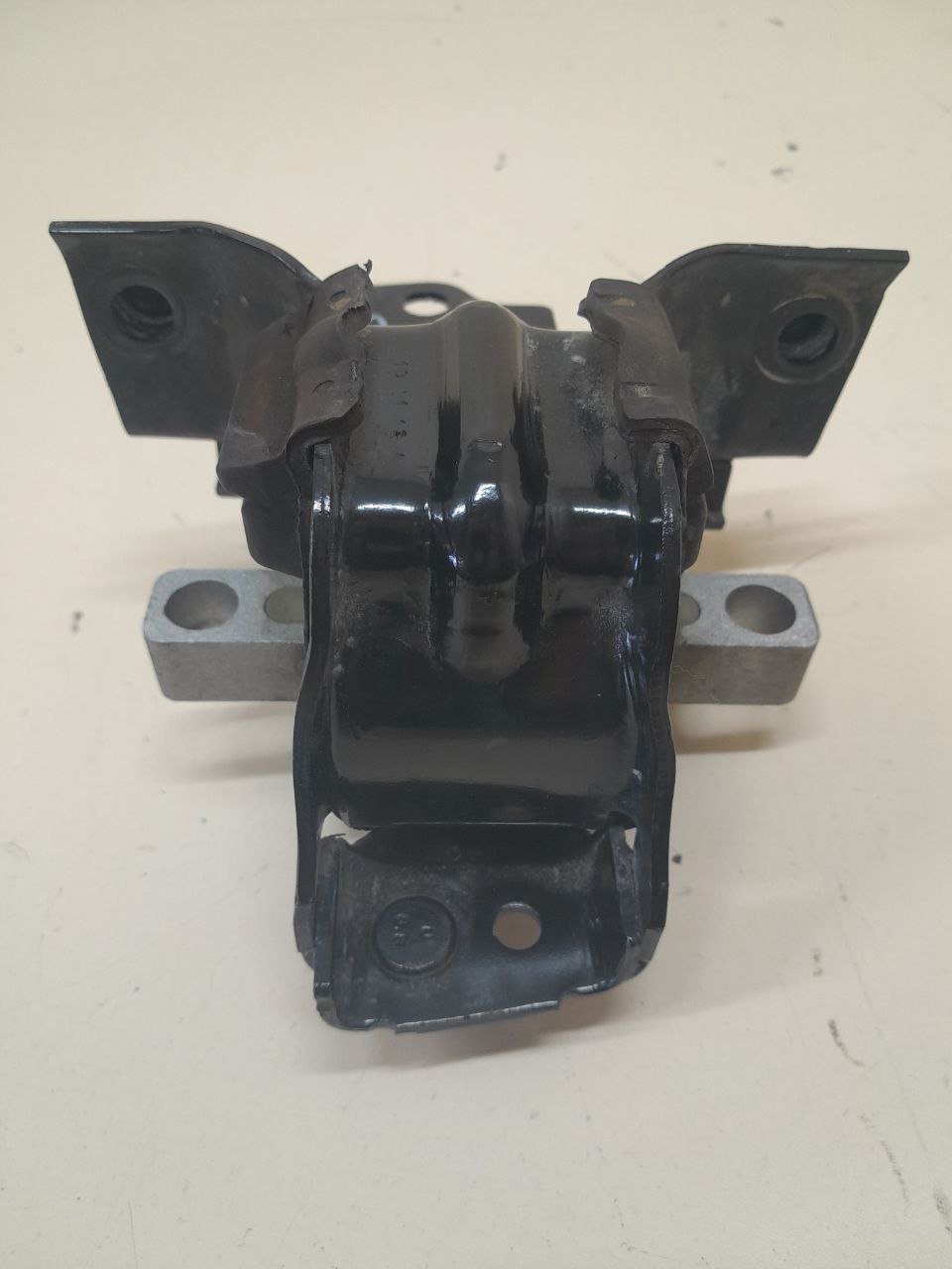 Опора КПП левая Volkswagen Polo (MK5) 2011-2020 Опора КПП левая Volkswagen Polo (MK5) 2011-2020