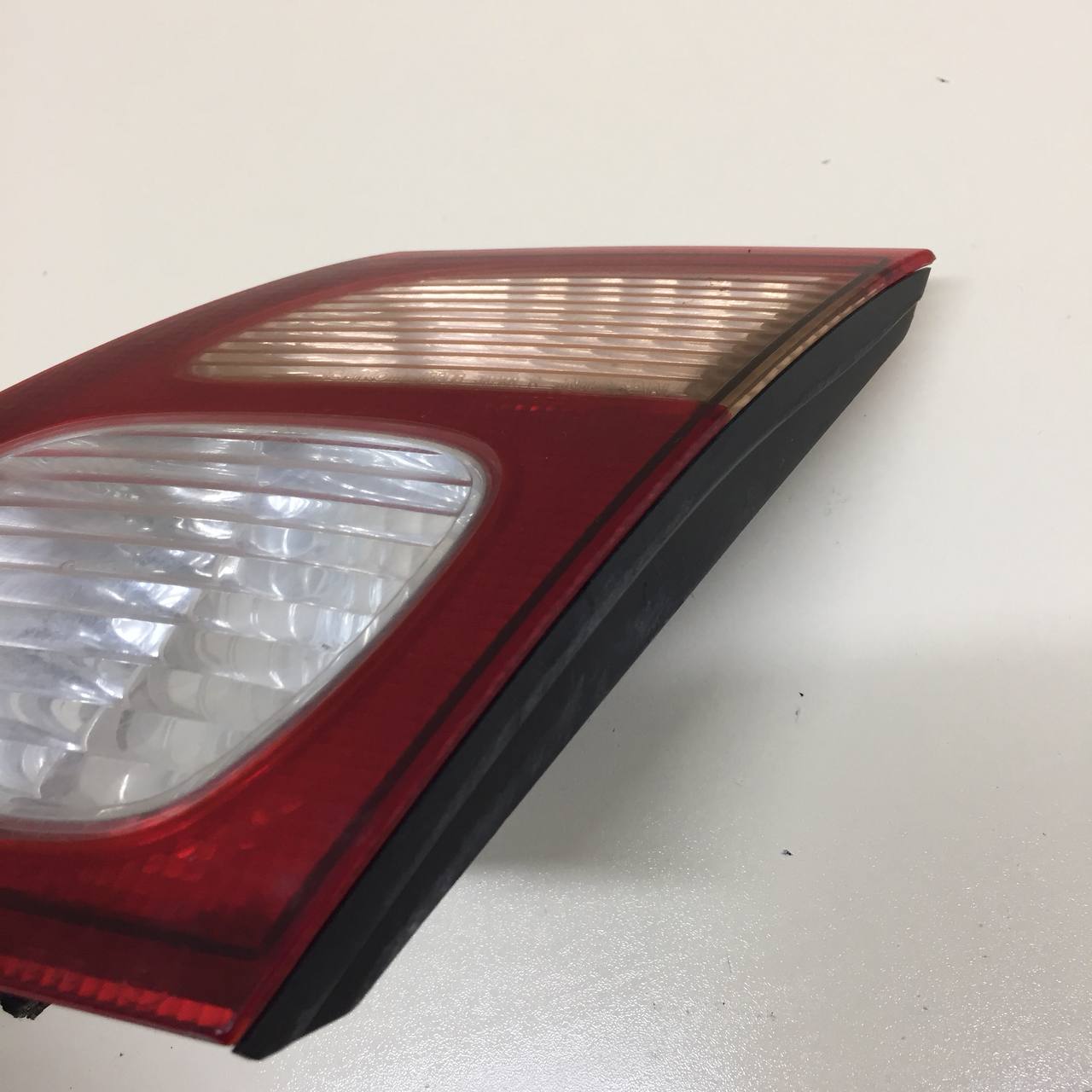 Фонарь задний внутренний правый Nissan Almera (N16) 2000-2006 Фонарь задний внутренний правый Nissan Almera (N16) 2000-2006