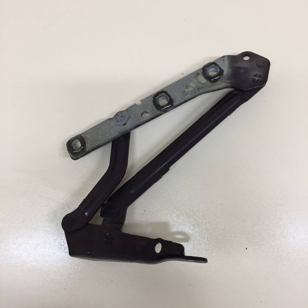 Петля крышки багажника Ford Focus 2 (DB) 2008-2011 Петля крышки багажника Ford Focus 2 (DB) 2008-2011