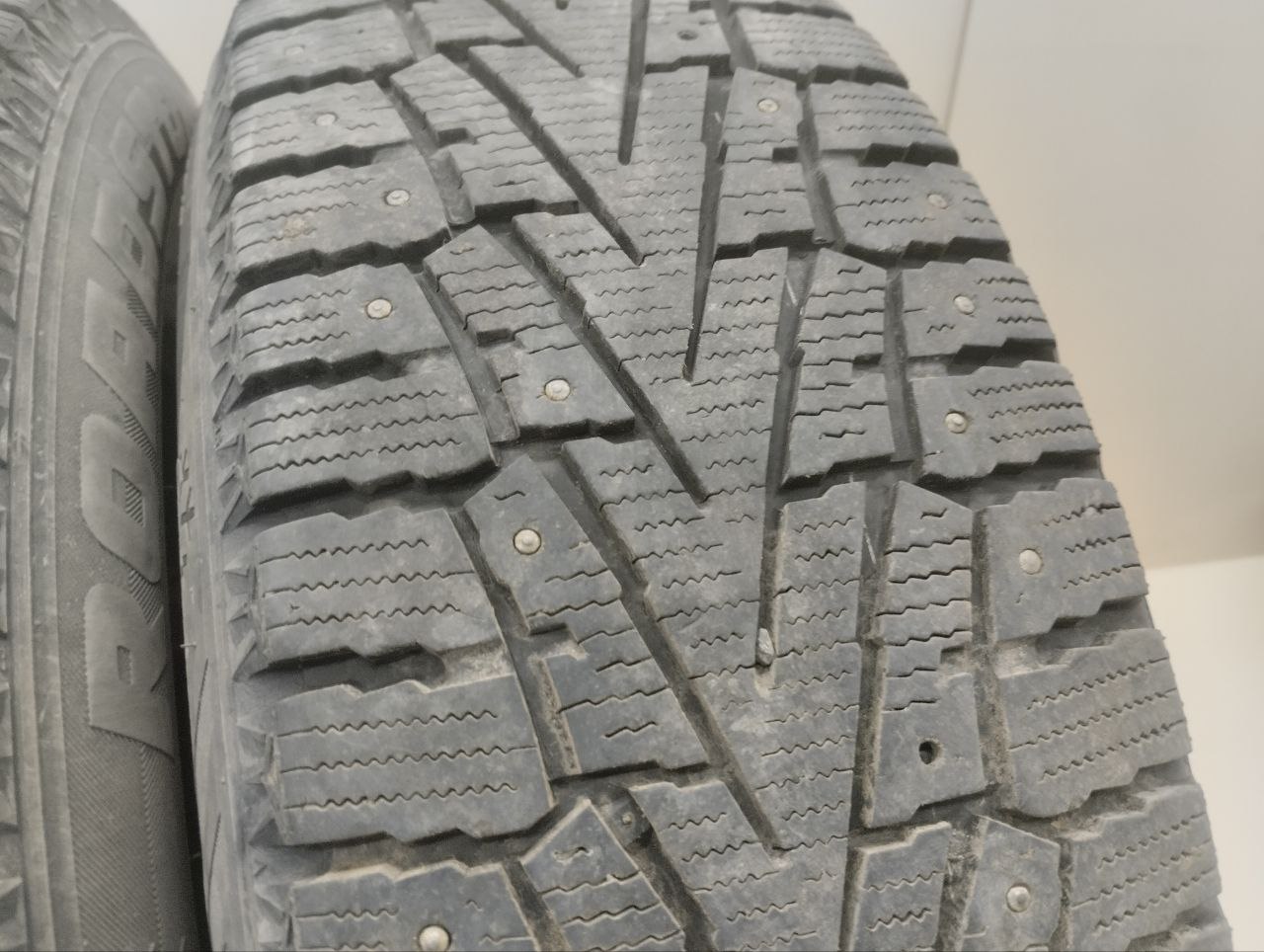 Шины к-кт R17 Зимние шипованные ROADSTONE WINGUAR WIN SPIKE