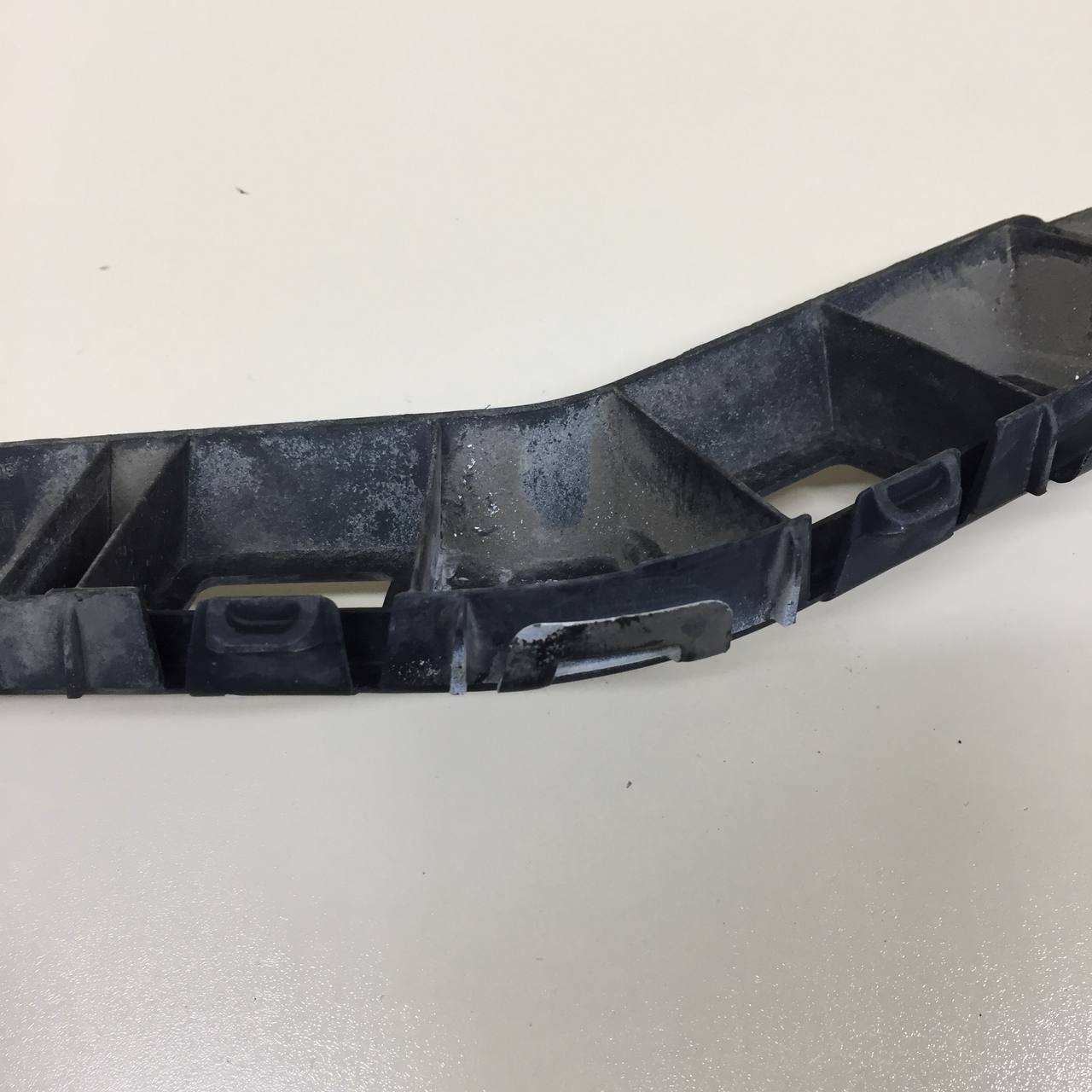 Направляющая заднего бампера левая Chevrolet Cobalt (T250) 2011-2015 Направляющая заднего бампера левая Chevrolet Cobalt (T250) 2011-2015