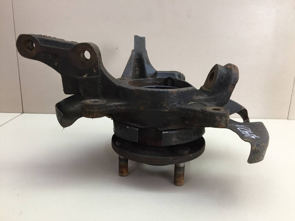 Кулак поворотный передний правый Nissan Almera (N15) 1995-2000