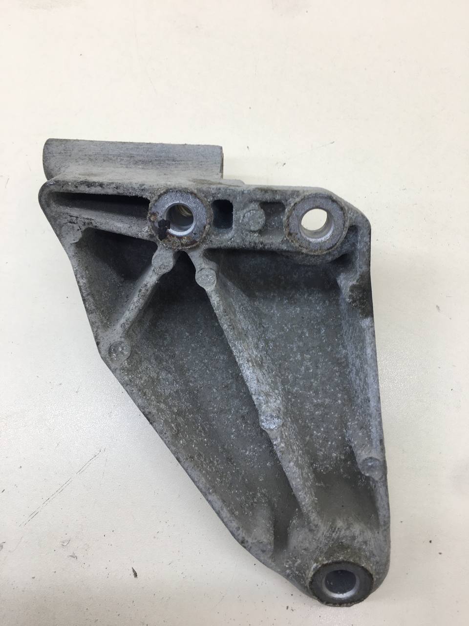 Кронштейн генератора Chevrolet Cruze (J300) 2009-2016