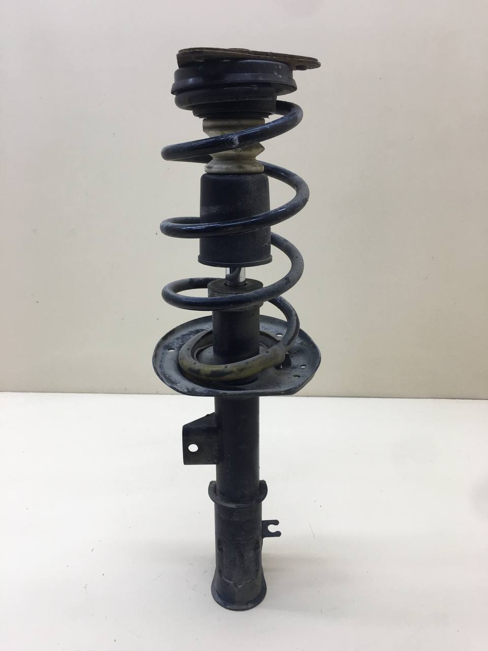 Амортизатор передний левый Lada Vesta 2015>