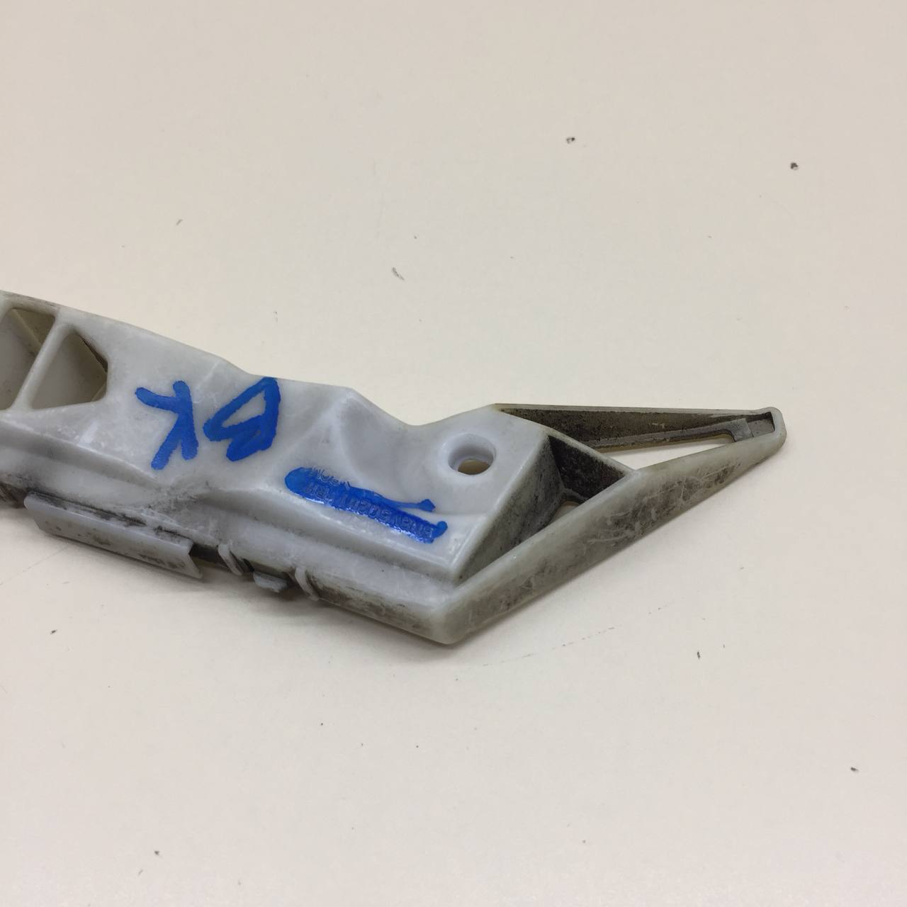 Кронштейн заднего бампера правый Mazda Mazda 3 (BK) 2002-2009