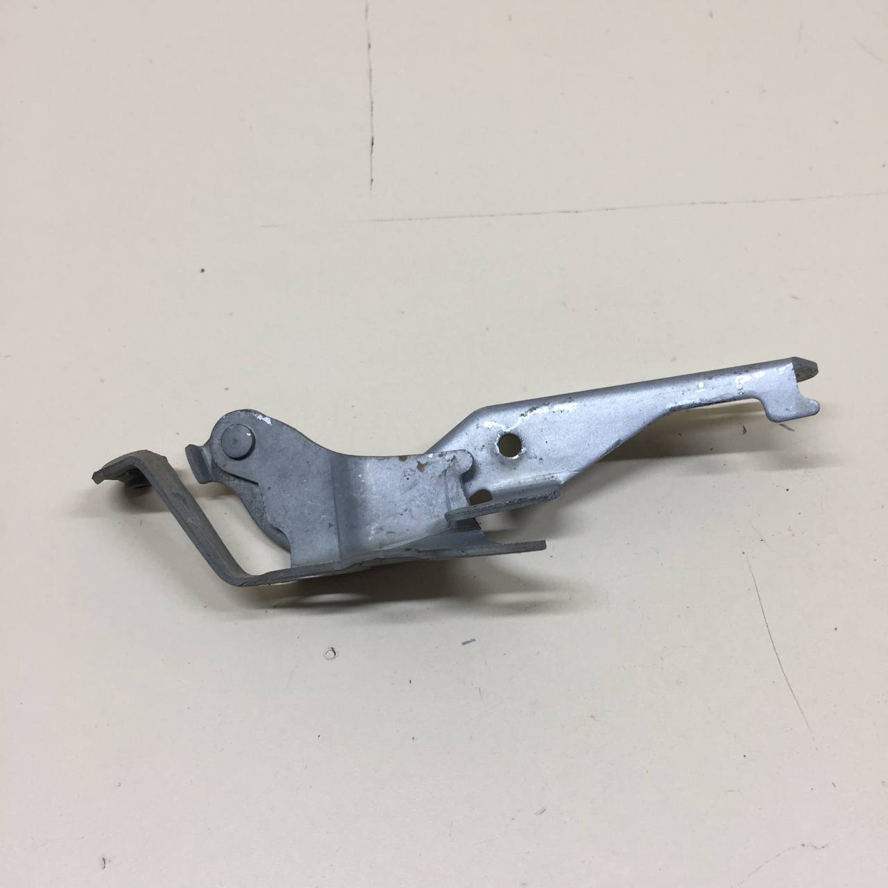 Петля капота правая Toyota Corolla E120 2001-2007