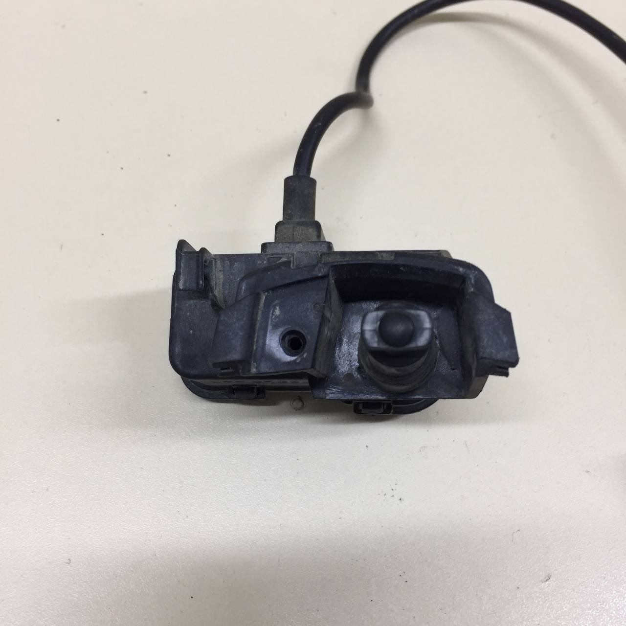 Активатор замка крышки бензобака Volkswagen Polo (MK5) 2011-2020 Активатор замка крышки бензобака Volkswagen Polo (MK5) 2011-2020
