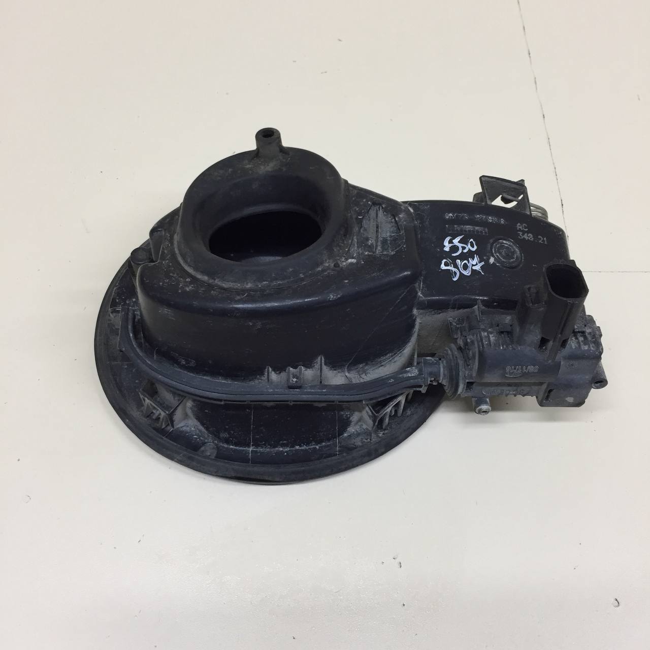Лючок бензобака Jaguar XE (760) 2014-2021 Лючок бензобака Jaguar XE (760) 2014-2021